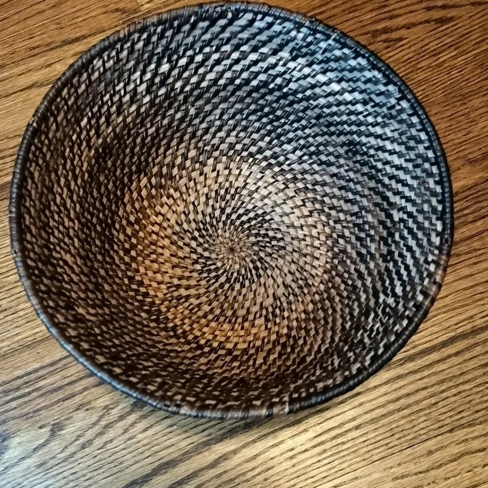 Vintage‎ Tightly Handwoven Coiled Grass Rattan Footed Basket Decorative